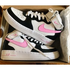 Custom Paint AF1’s 🖤